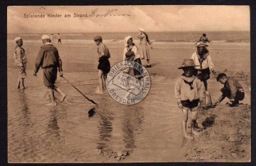 Spielende Kinder am Strand 1907 