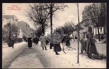 Lötzen gefangene Russen bei Strassenfegen 